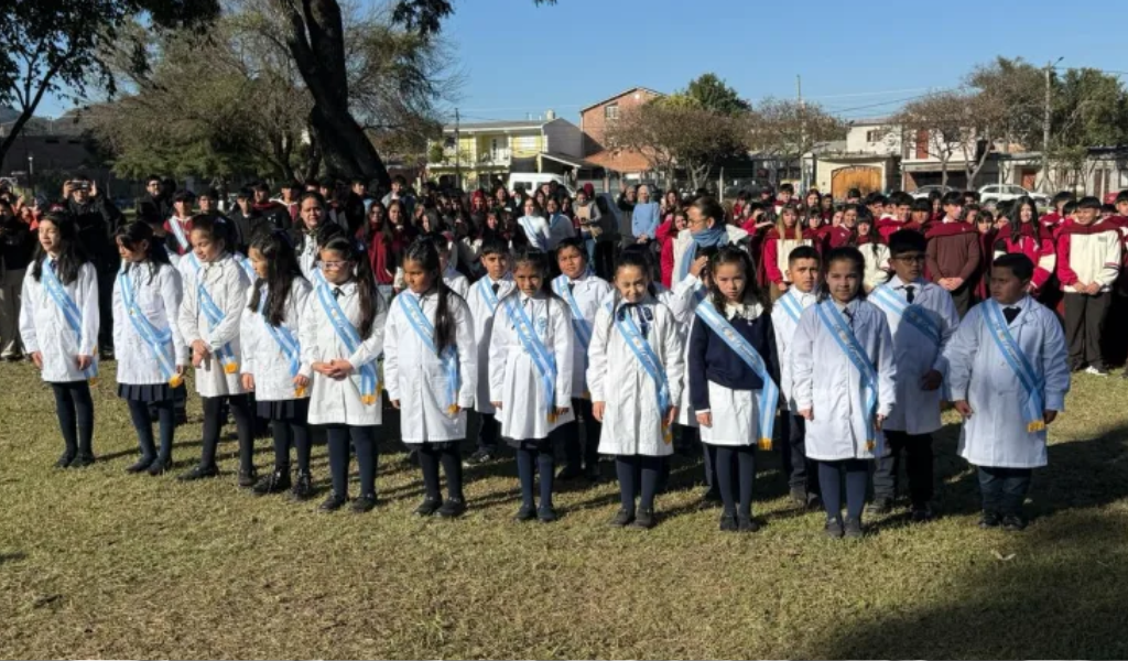 Una jornada emocionante: La Promesa a la Bandera reunió a más de 300 alumnos en la Casona de Castañares