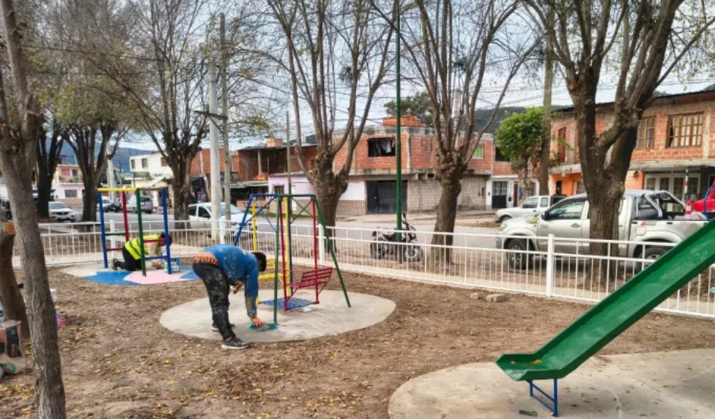 A cuidarla entre todos: La plaza de Castañares luce renovada y lista para el disfrute de los vecinos