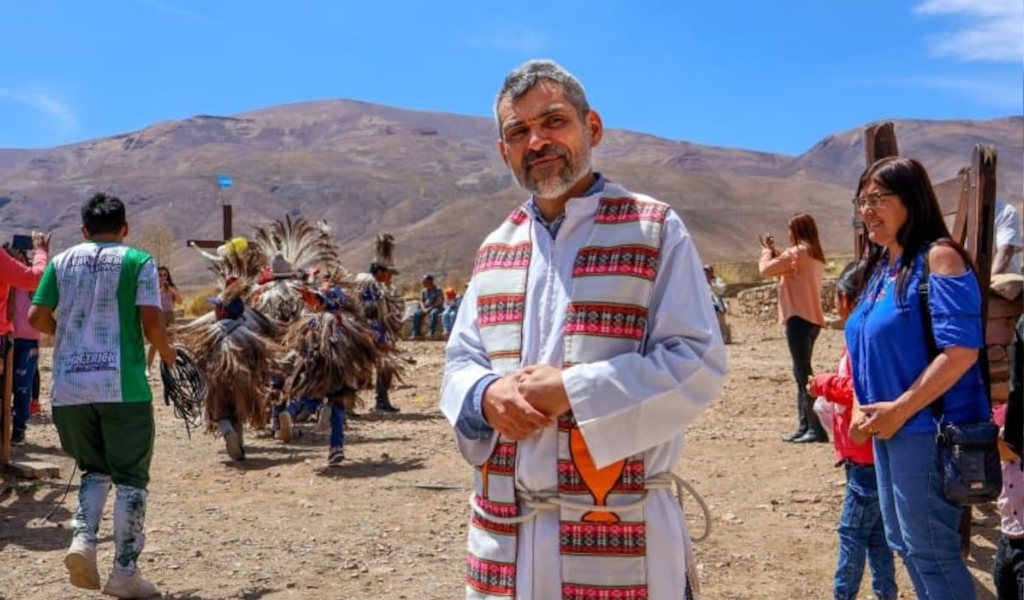 El padre Walter Medina, sacerdote de Alfarcito, advirtió que el colegio podría cerrar si no recibe ayuda