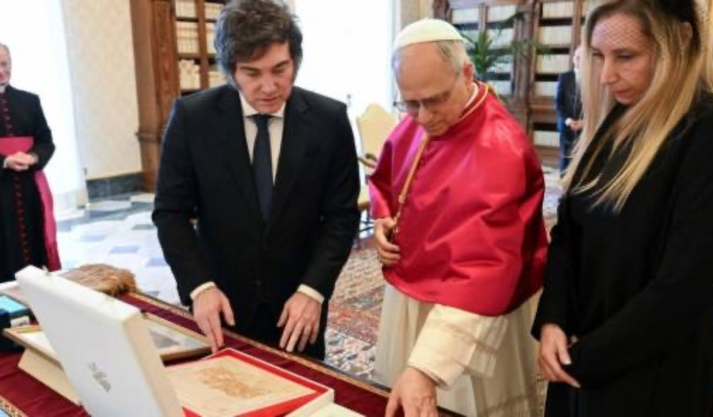 Milei sigue convocando a las "fuerzas del cielo": Invitó al Papa León XIV para que visite este año la Argentina