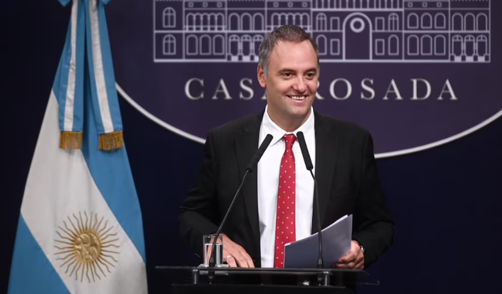 Más complicado: El hijo de una de las jubiladas declaró que Adorni le debe otros 65.000 dólares que no fueron documentados