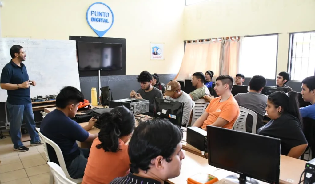 Personas con discapacidad visual asisten al curso de mantenimiento de equipos informáticos en el CIC de Santa Cecilia