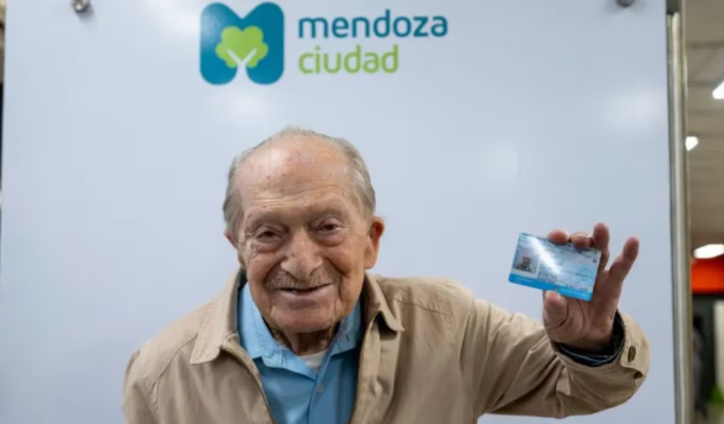 Moisés tiene 100 años, es mendocino y renovó su licencia de conducir superando todas las pruebas: “Sigo trabajando con mucho gusto”