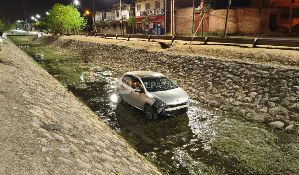 Conducía alcoholizado perdió el control de su auto y terminó dentro del canal de Avenida Constitución