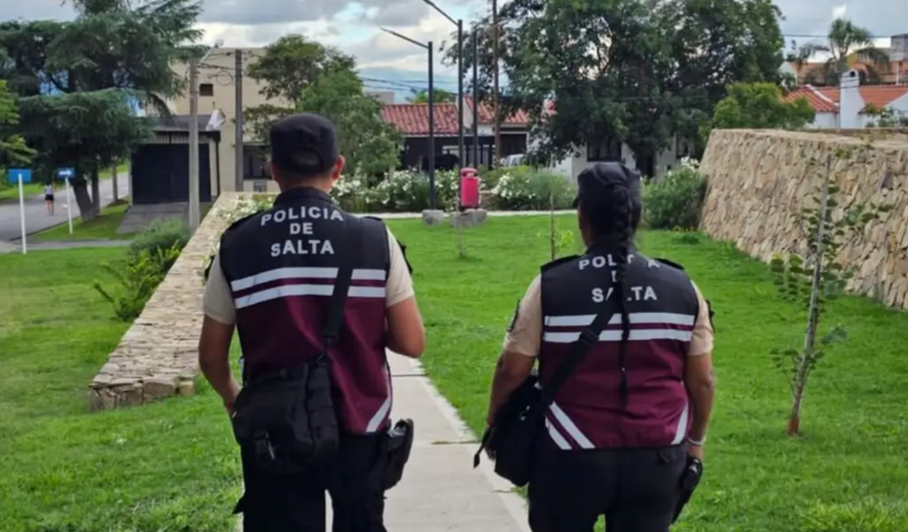 Héroe de azul: un policía salteño le salvó la vida a un bebé que no podía respirar