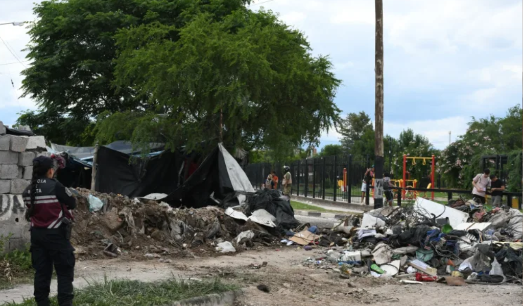 Vecinos del barrio Fraternidad ya no sufrirán inconvenientes por un acumulador de residuos: La muni limpio todo el lugar