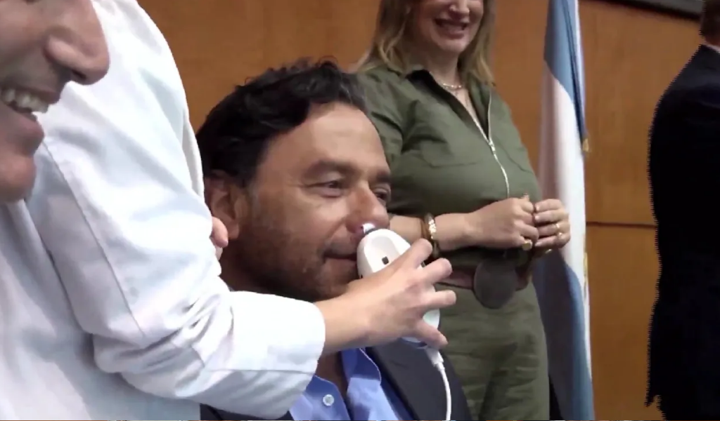 Tras lanzar el Hospital Público Digital, Sáenz y funcionarios realizaron una rinoscopía en vivo