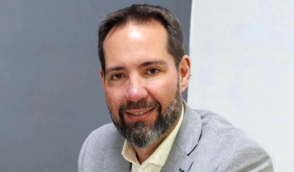 Un concejal libertario de Mendoza fue detenido manejando borracho un descapotable sin patente y con una copa de vino en la mano