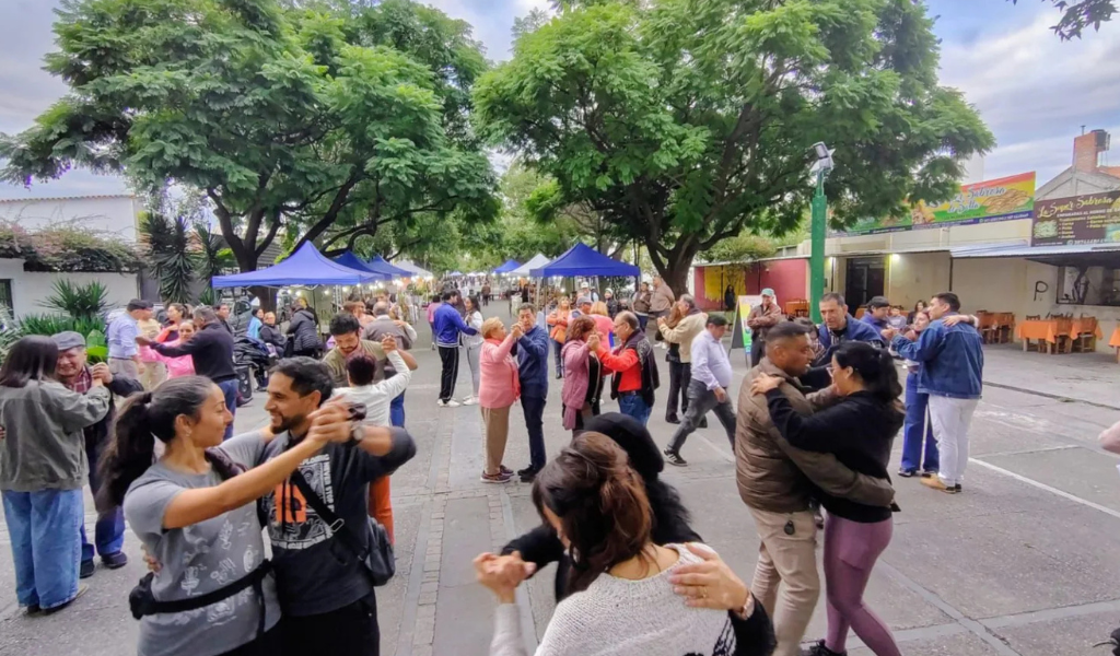 Una jornada de amigos y familias: El taller de tango conquistó el Paseo de los Poetas con una tarde a puro 2×4