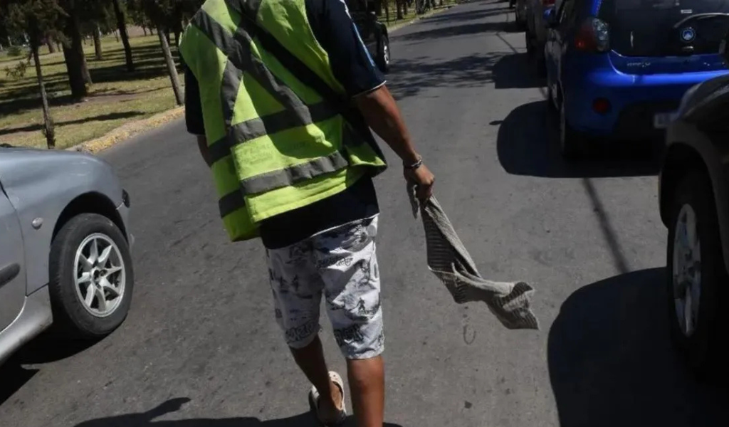 Pagó a trapitos para "proteger" su vehículo en el centro salteño pero se lo desvalijaron por completo