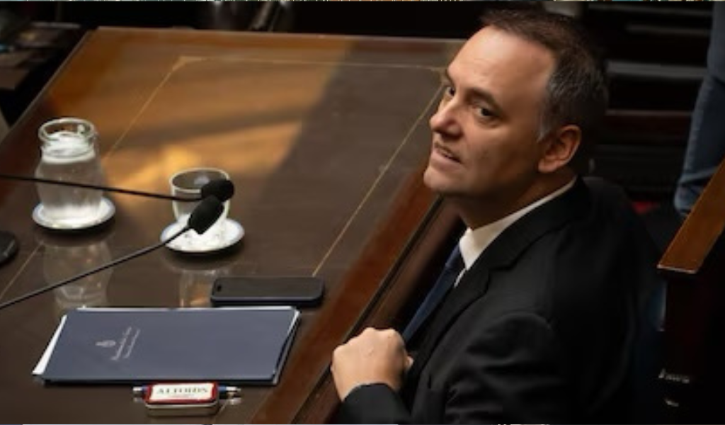 Más allá de su futuro político, un informe judicial complicaría  a Adorni  y lo dejaría al borde de la indagatoria