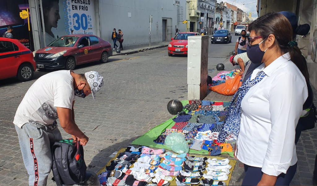 Por la crisis económica la venta ambulante en Salta creció entre un 20% y 30%
