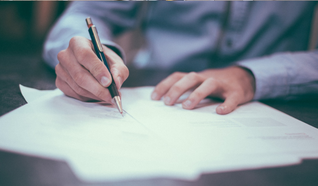 Se hacía pasar por abogado en la ciudad de Orán, cobraba por supuestos servicios legales y habría engañado a múltiples víctimas