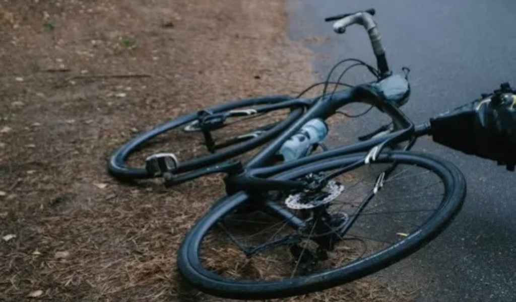Una patota atacó a una joven y le robaron la bici en plena cilcovía de avenida Paraguay