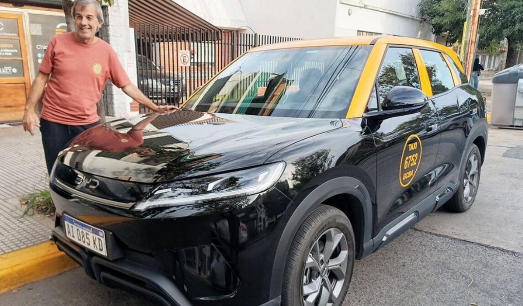 El primer  chofer en Argentina que compró un taxi eléctrico: "No piso más una estación de servicio"