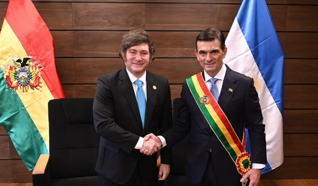 Milei envió aviones con alimentos a Bolivia para respaldar a Rodrigo Paz Pereira ante la escalada de protestas