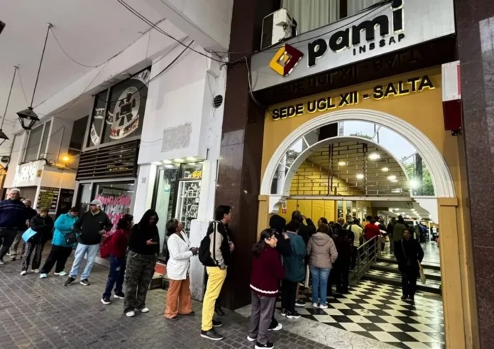 Largas filas y bronca en el PAMI Salta: sin médicos y con turnos que nunca llegan