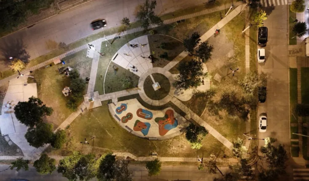 Plan Vial Zona Sur: vecinos de Bº El Periodista ya disfrutan de la renovada plaza Gareca