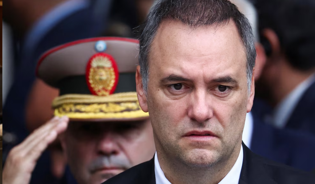 El vocero que ya no puede ser vocero: El plan del Gobierno para sostener y mostrar activo a Manuel Adorni