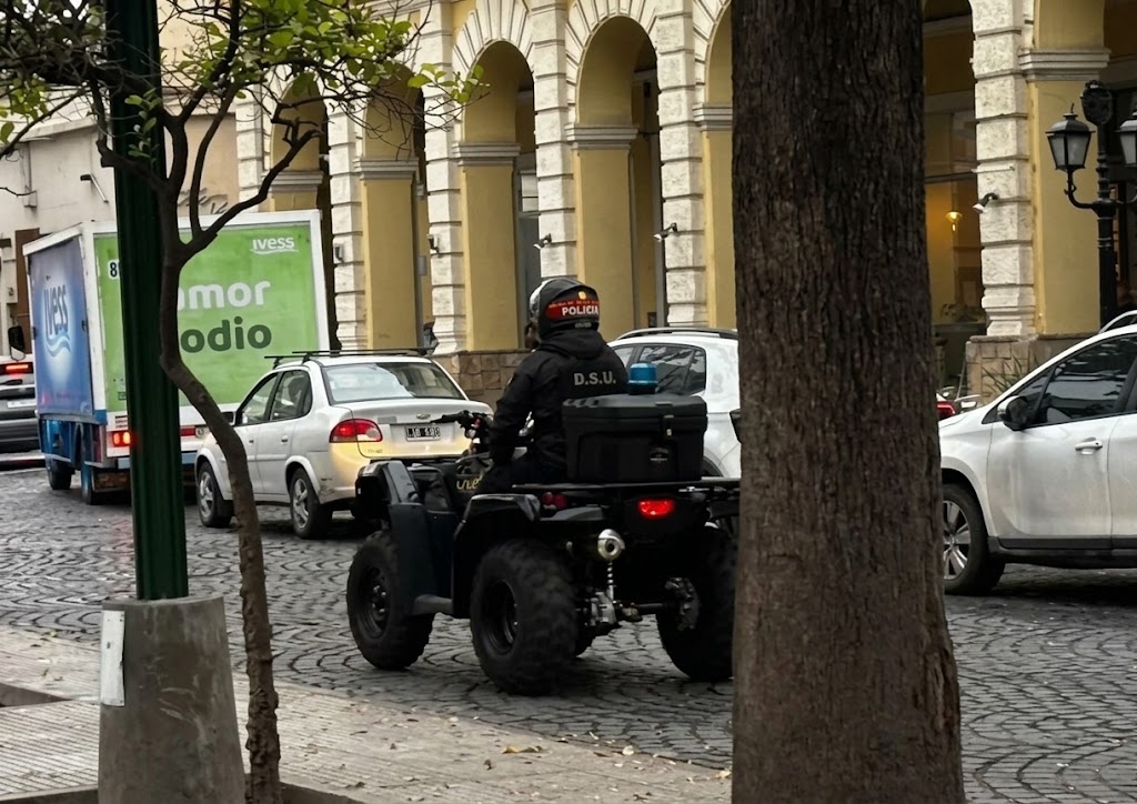 La nueva postal del centro salteño: Policías en cuatriciclo en la plaza 9 de Julio