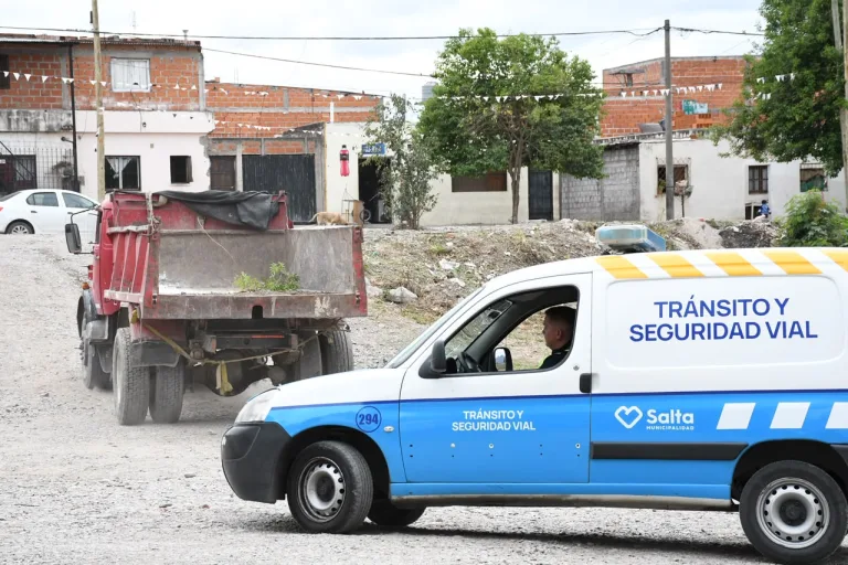 Atraparon in fraganti a un camión arrojando residuos y escombros cerca del río Arenales