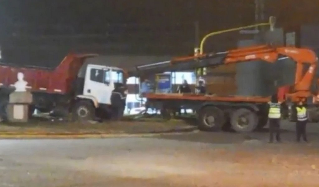 Un camionero que conducía ebrio derribó dos semáforos en la capital salteña. Está detenido y deberá pagar los daños