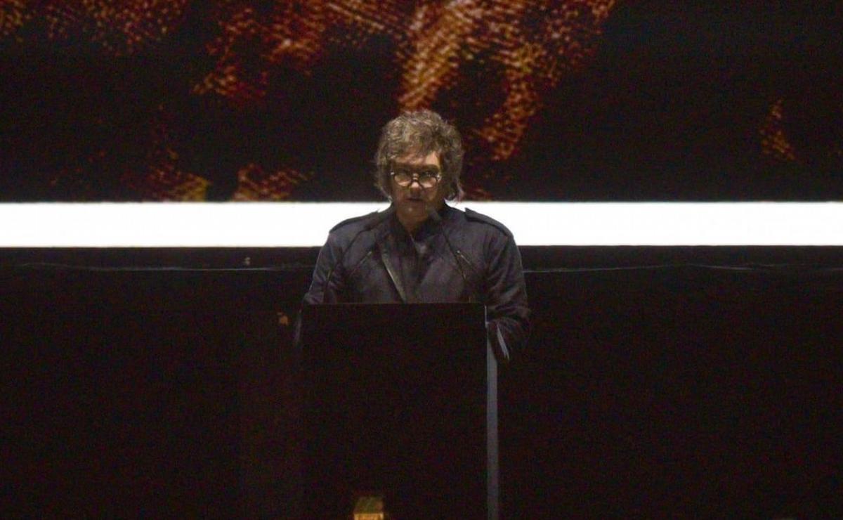 Milei cantó el rock del Gato en la Derecha Fest y le dijo a sus seguidores: "Se le viene la noche a los zurdos"