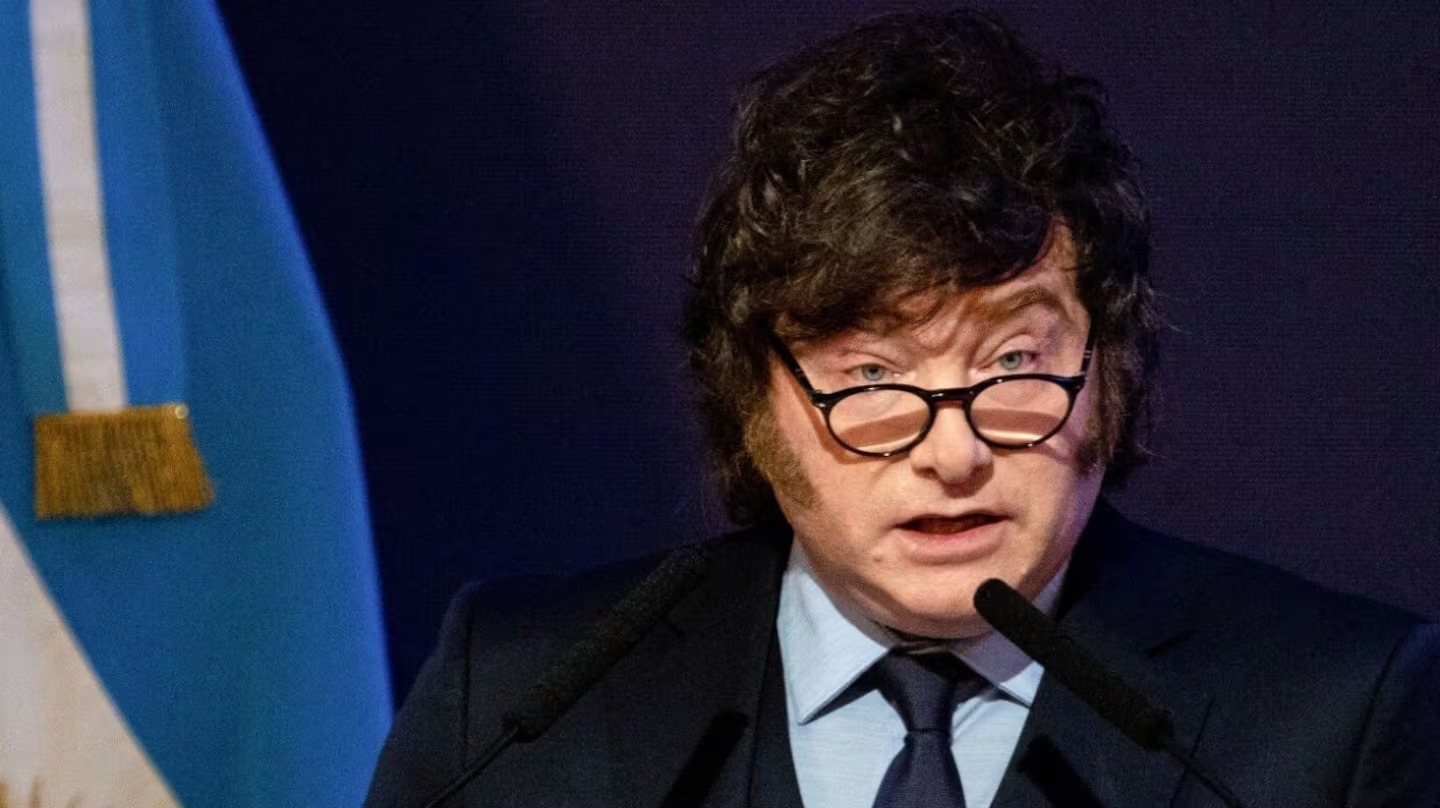 Con insultos al periodismo, Milei defendió el uso de la cadena nacional por el tema Malvinas