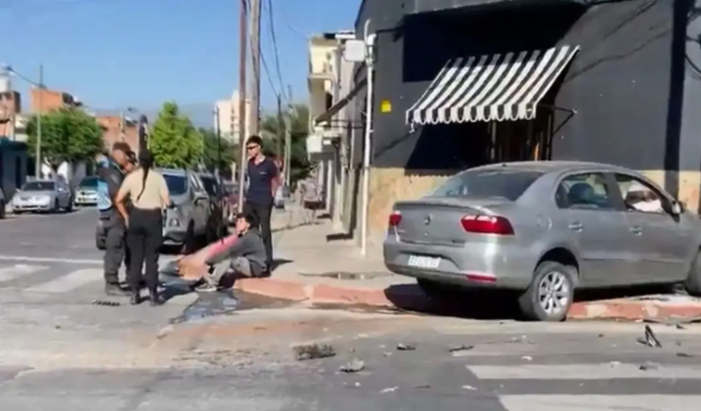 Un joven sacó el auto del padrastro, chocó un colectivo y se fugó en moto para volver a chocar en pleno centro salteño