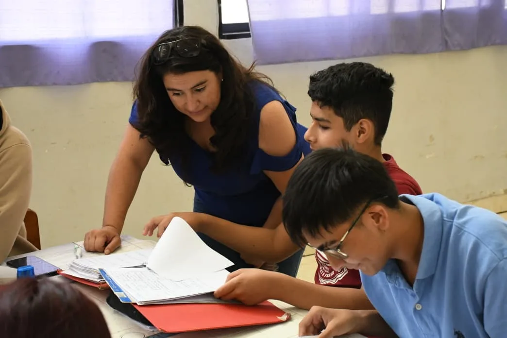 El municipio brinda apoyo escolar gratuito: los jóvenes aprovechan las tutorías de verano en los CICs