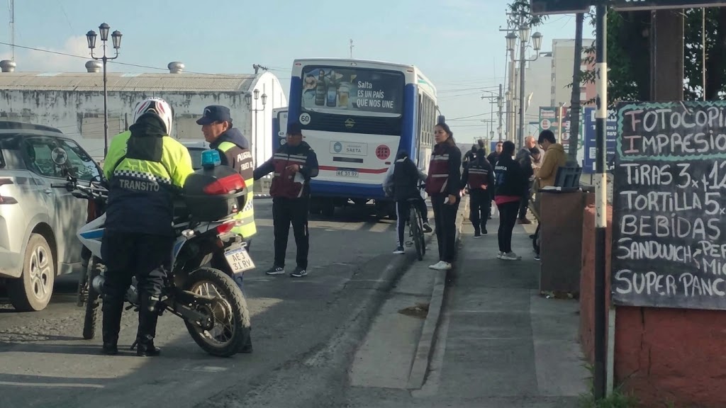 Otra vez SAETA: Un colectivo atropelló a un ciclista en barrio Vélez Sarsfield y hay tránsito cortado