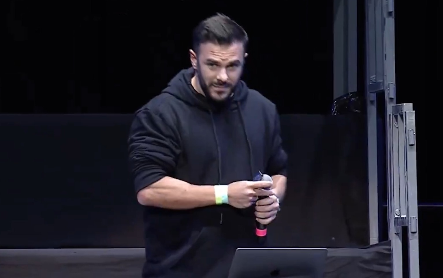 Estudiantes secundarios abuchearon al influencer libertario de Cocos Capital quien había defendido a $Libra