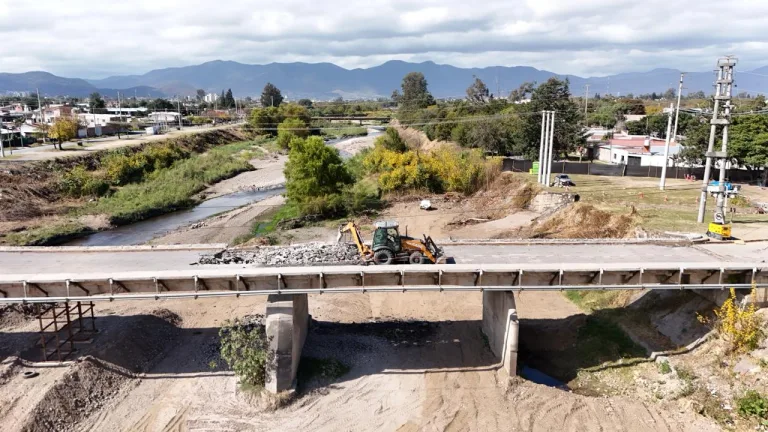 La Municipalidad comenzó la demolición de la estructura de hormigón del viejo puente de Santa Lucía