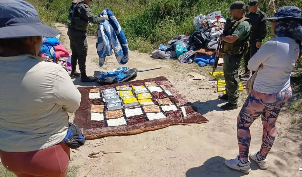 Gendarmes en Orán atraparon a dos hombres con más 46 kilos de cocaína en medio del monte