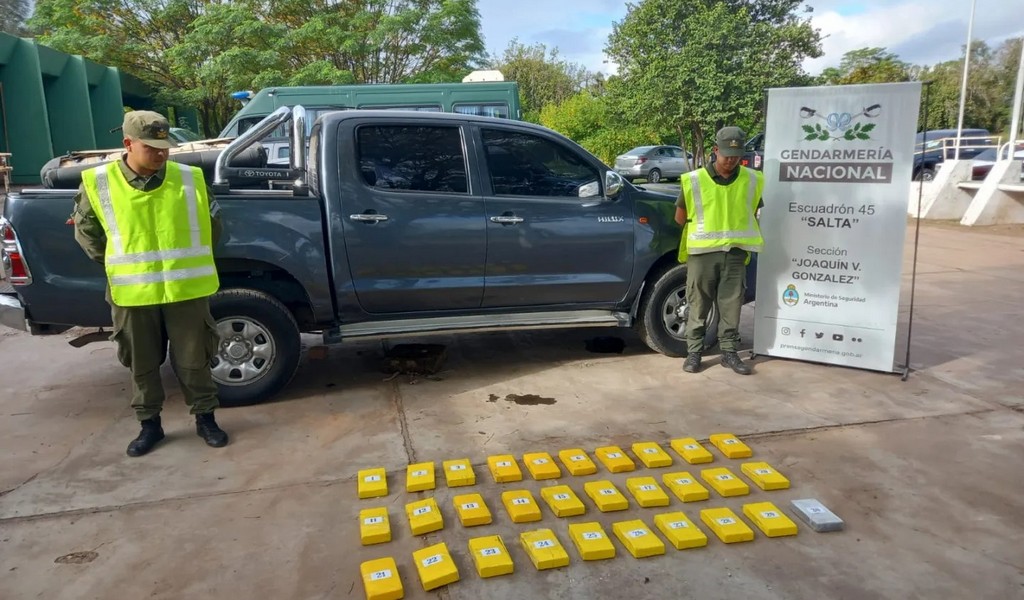 Gendarmes en Salta descubren 30 paquetes de cocaína ocultas en una camioneta