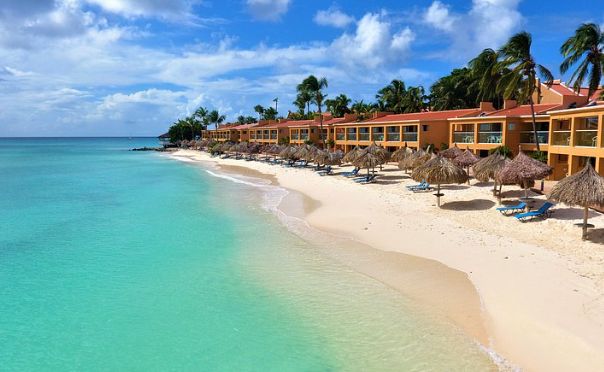 Caribe all inclusive? Adorni viajó a Aruba en 2024 cuando Milei pedía "austeridad y no ir afuera"