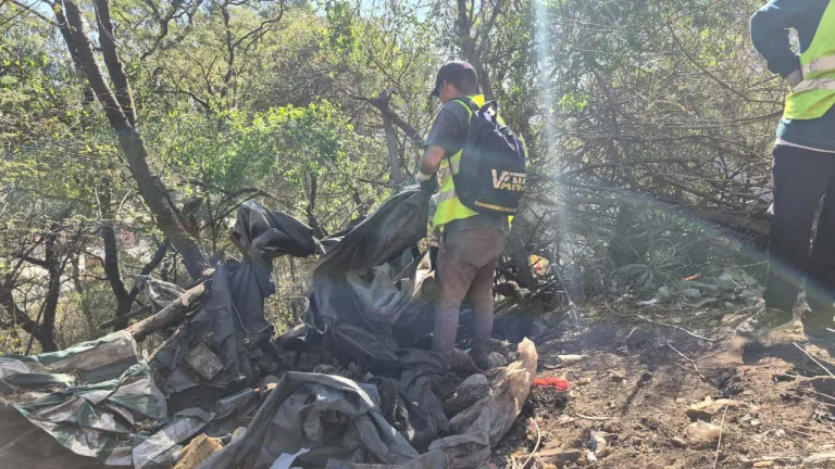 El Municipio y la Policía desalojaron a personas y limpiaron un espacio público cercano a Villa Las Rosas