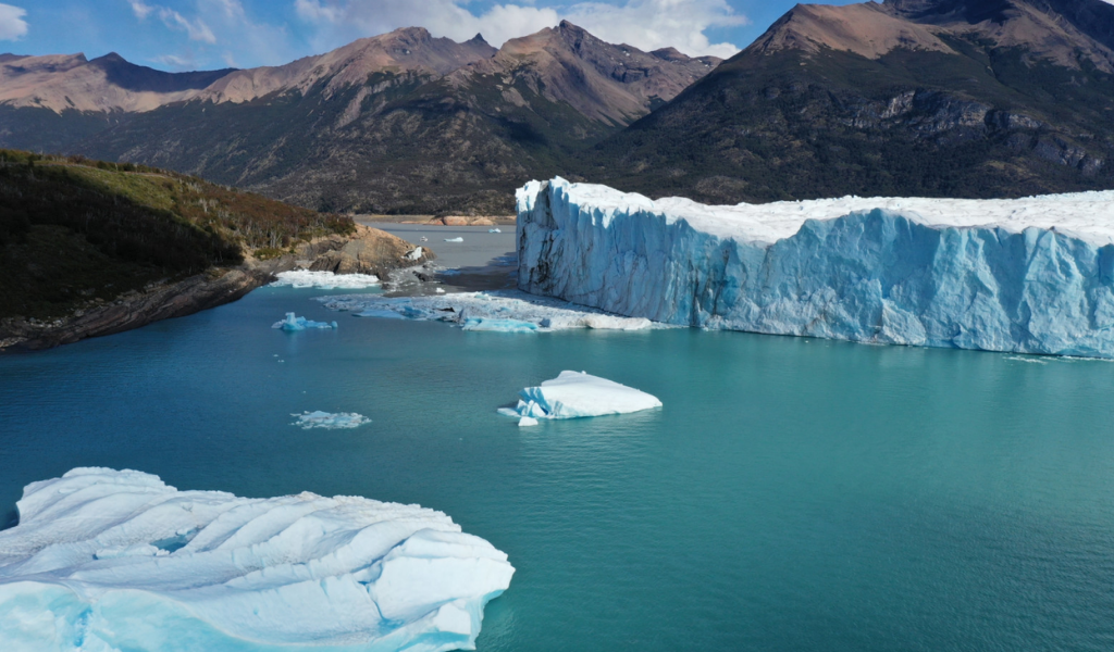 Greenpeace lanza una demanda colectiva por la Ley de Glaciares: "El agua vale más que todo"