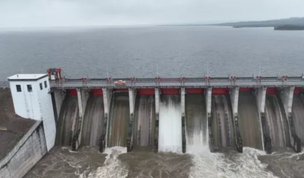 El dique El Tunel alcanzó su capacidad máxima y comenzaron con la apertura de las compuertas del embalse