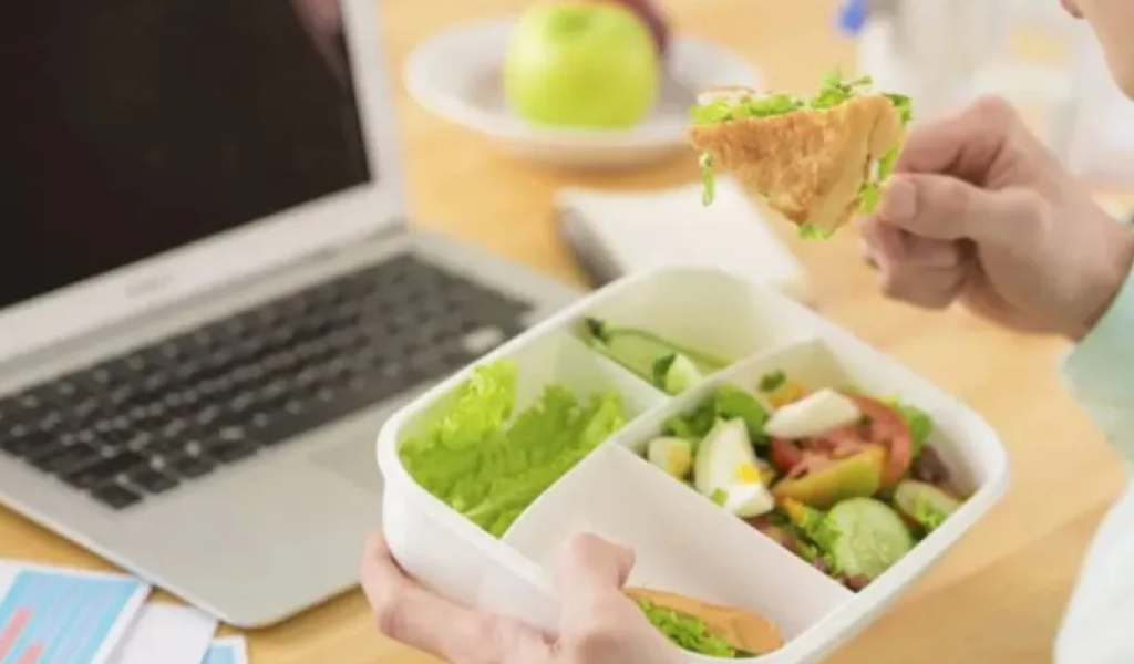 Según la UCA, seis de cada diez trabajadores se saltean comidas en el trabajo por la crisis económica