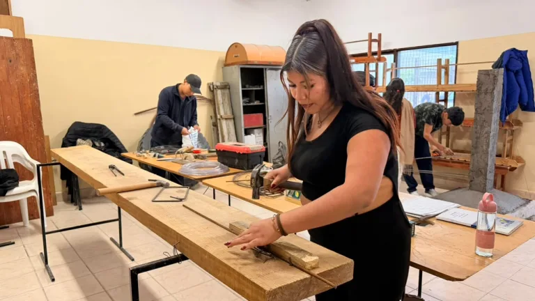 Mujeres que construyen: Natasha aprende albañilería en el CIC de Solidaridad y transforma su hogar