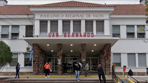 Investigan el caso de una mujer que fue ingresada al hospital San Bernardo en grave estado de salud