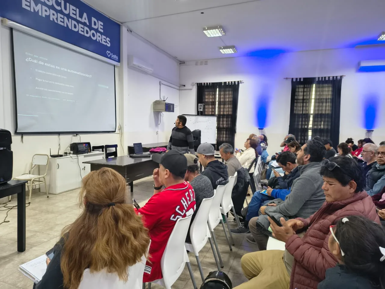 Más herramientas para crecer: Vecinos finalizaron el curso de IA desde cero realizado en la Escuela de Emprendedores