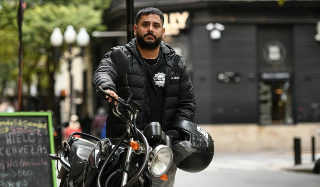 Una realidad que Milei no ve: "La crisis empujó hasta a los jubilados a trabajar de cadetes"