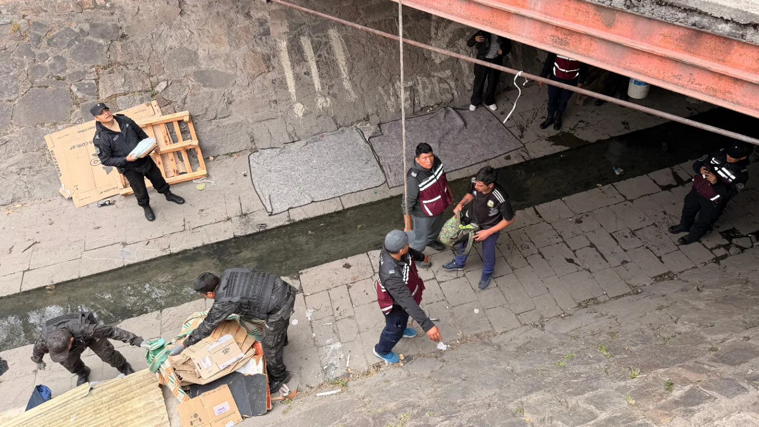 La Municipalidad y la policía desalojaron y limpiaron el puente del canal Esteco: "Encontramos hasta armas blancas"