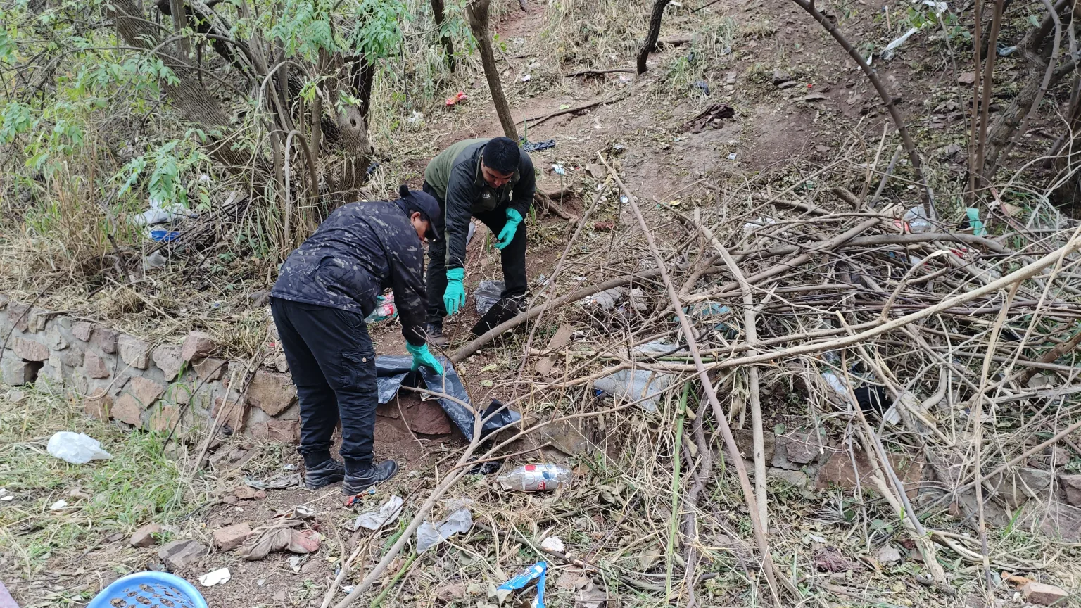 La Municipalidad volvió a limpiar y recogió la basura que deja la gente en miraderos y senderos  del cerro San Bernardo