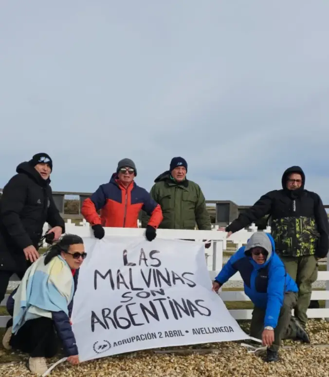 Una réplica de la bandera de Malvinas que exhibió la selección en el mundial llegó a las islas