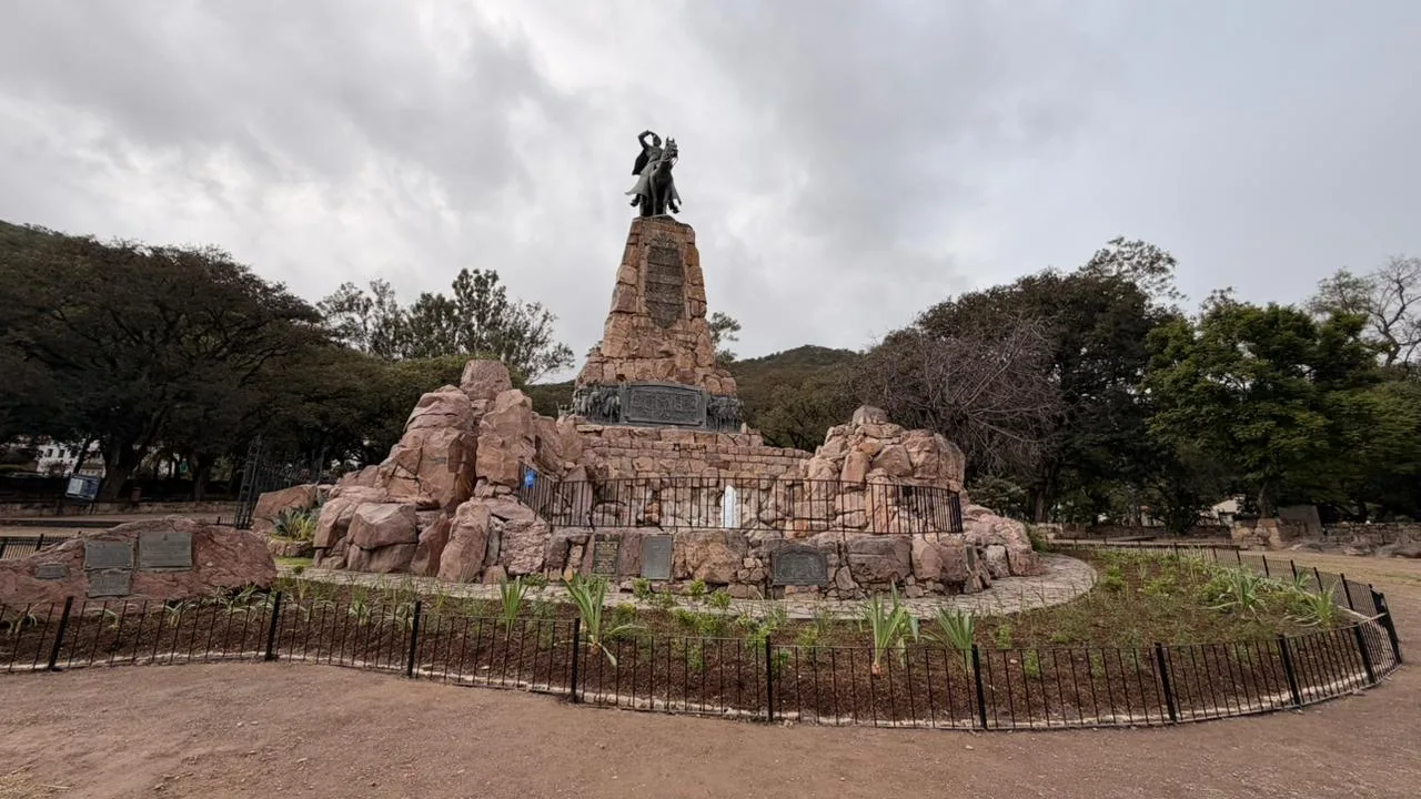 Honrar la memoria de Güemes: el monumento histórico se renueva con el respeto que merece