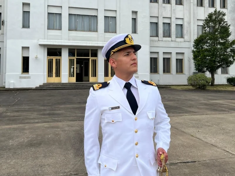 Disciplina y corazón: Facundo Galli es salteño y se graduó como Teniente de Fragata con el mejor promedio del país