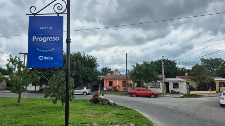 Se pide a los vecinos que los cuiden: La Municipalidad de Salta sumó nuevos barrios con cartelería identificatoria